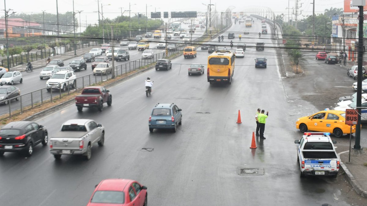 Bomberos se agolparon en el puente de la Unidad Nacional, que conecta Guayaquil y Durán para precautelar el orden.