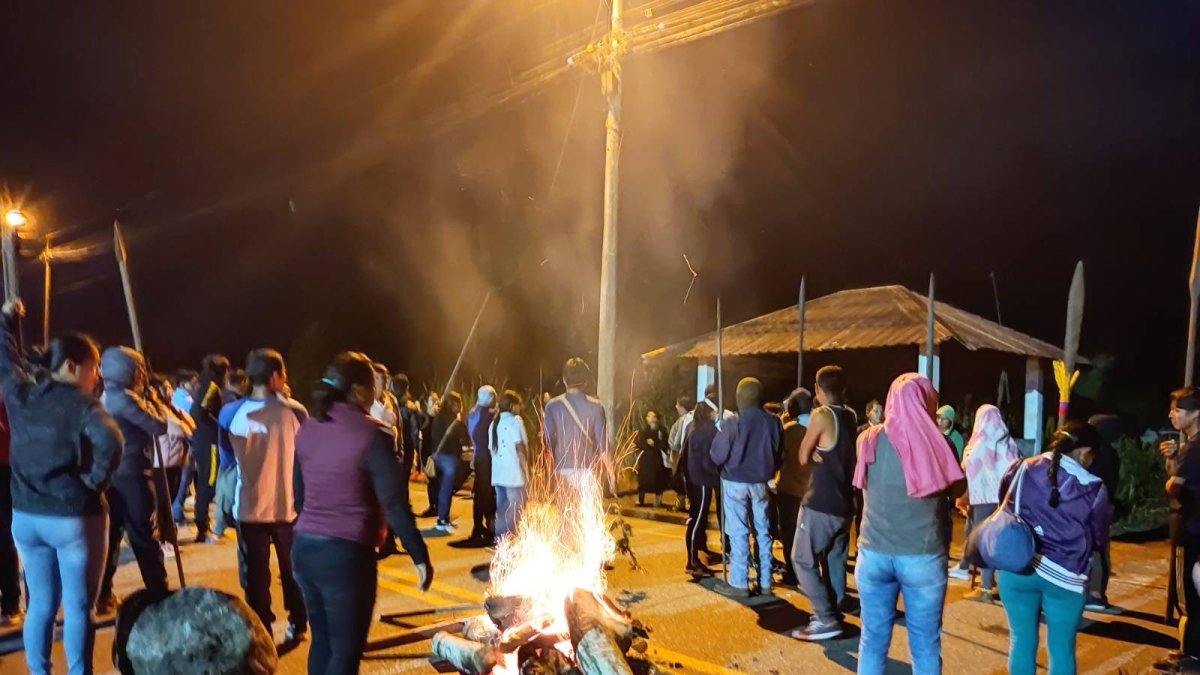 En las primeras horas de la movilización, dirigentes de la Conaie bloquearon la vía Puyo - Tena.