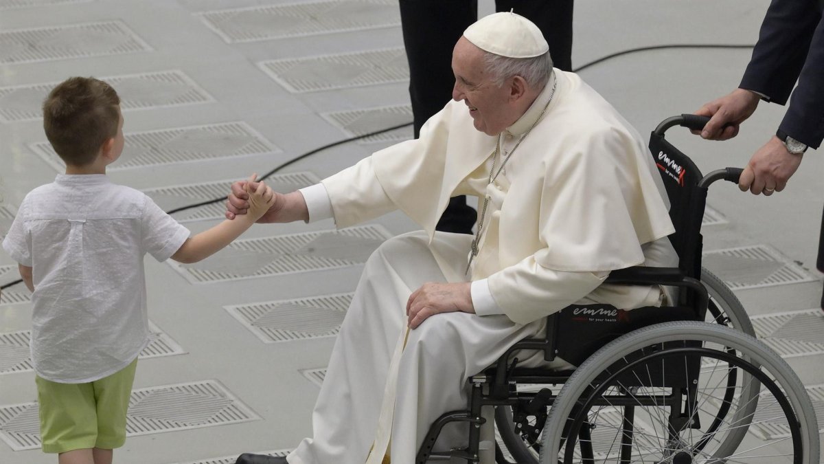 El Papa Francisco saluda a un niño durante una audiencia en el Vaticano el pasado 11 de junio