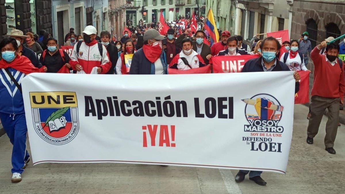 El magisterio ha realizado varias jornadas de marchas y plantones para exigir la equiparación salarial.