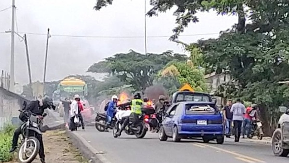 La Comisión de Tránsito del Ecuador (CTE) reportó el cierre temporal de la vía en el sector de la T, entre Daule y Salitre, este lunes 13 de junio de 2022.