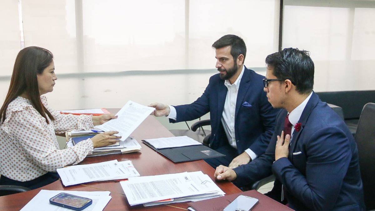 El gobernador del Guayas, Pablo Arosemena entregó el documento personalmente.