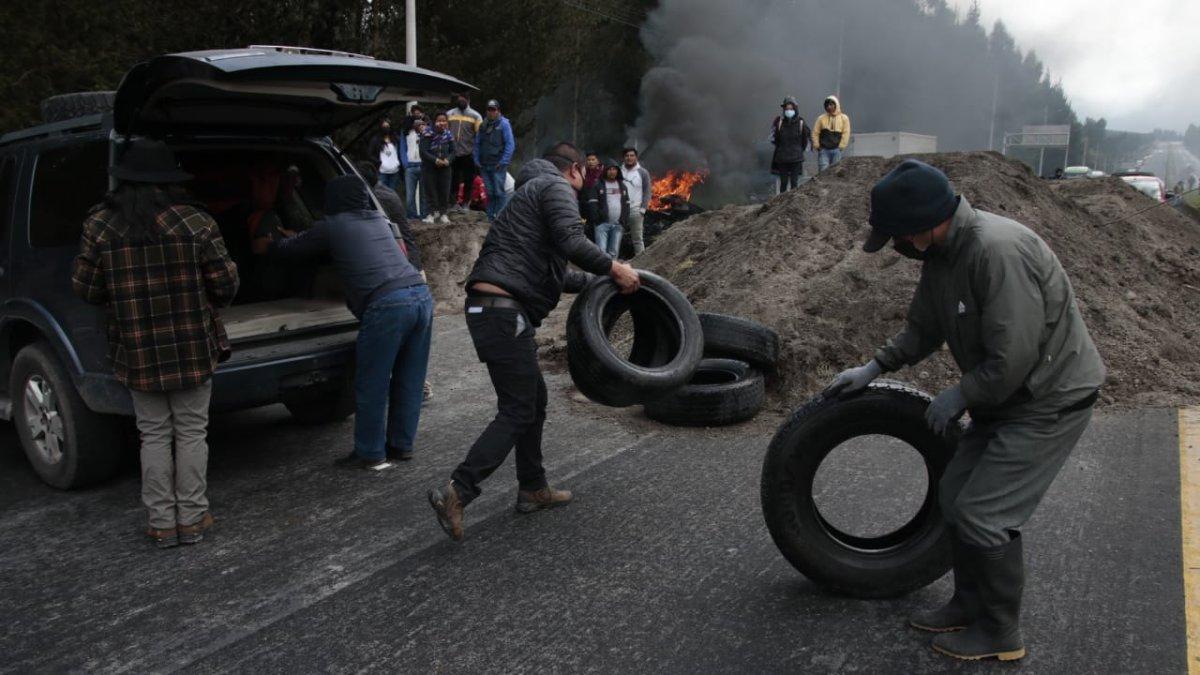 Grupo de más de personas bloquearon la vía con tierra y llantas.