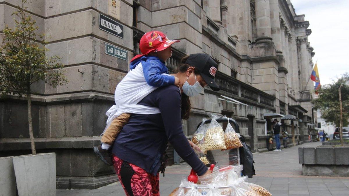 Los trabajadores informales laboraron este 13 de junio de 2022 pese a las protestas.