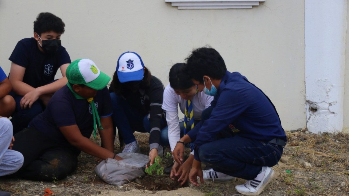 Los niños fueron los encargados de plantar las especies.