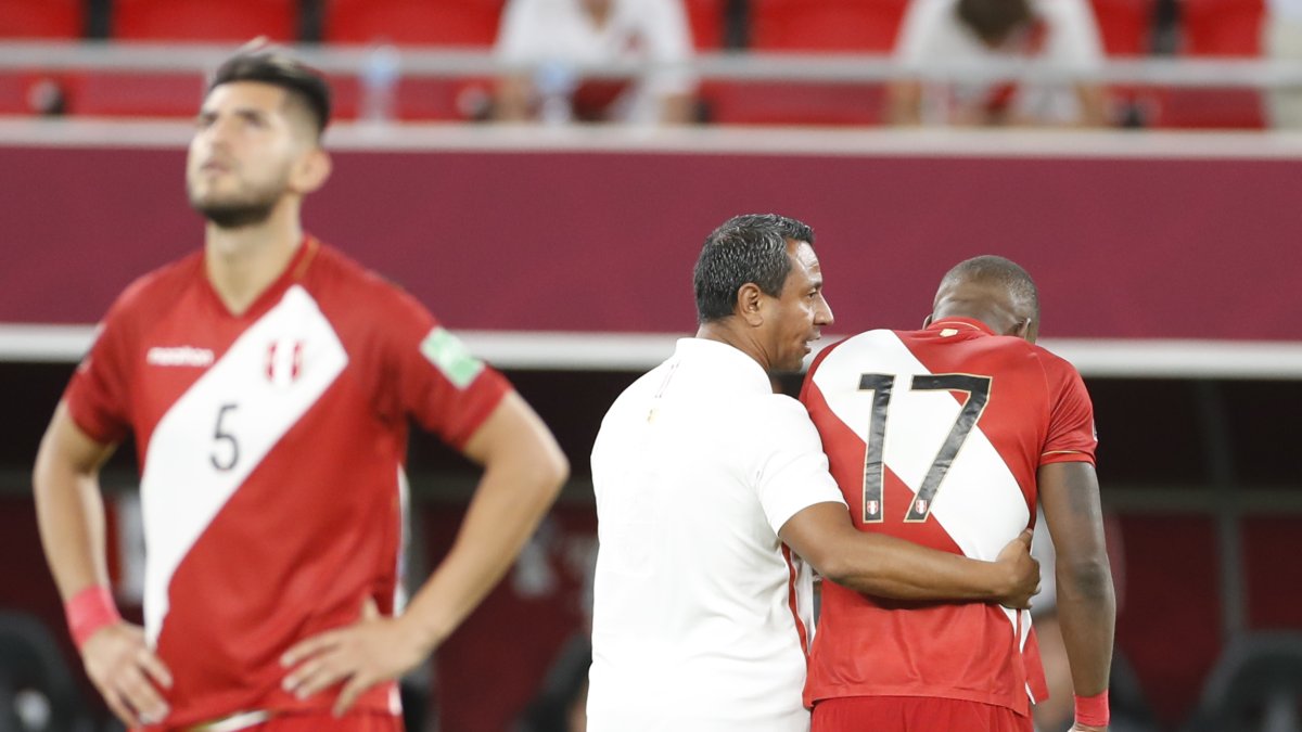 Los jugadores peruanos se lamentan tras la derrota en la repesca contra Australia