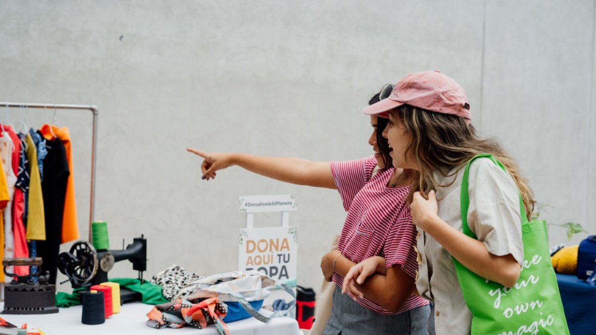 Los estudiantes del Alemán Humboldt se alistan para la realización del bazar.