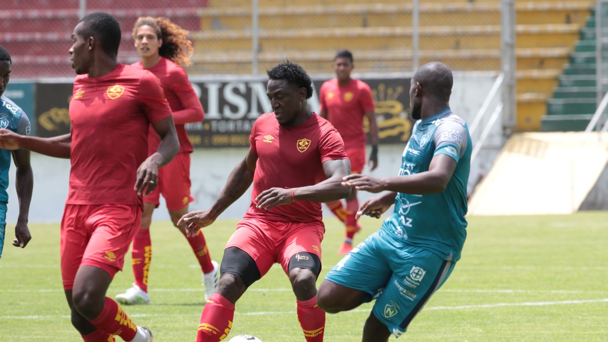 Roberto Ordóñez disputó sus primeros minutos de esta temporada con Aucas. Saltó a la cancha tras siete meses de ausencia.
