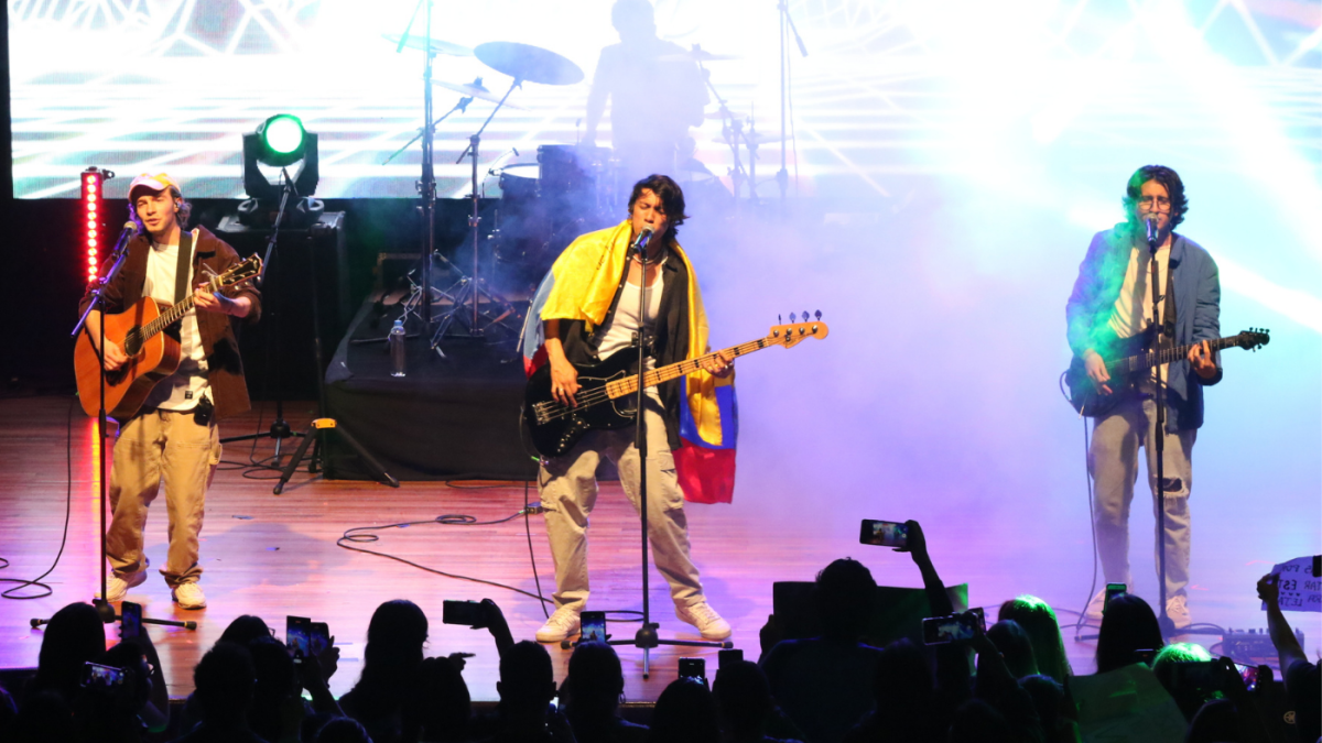 Timo sobre el escenario del teatro Fedenador.