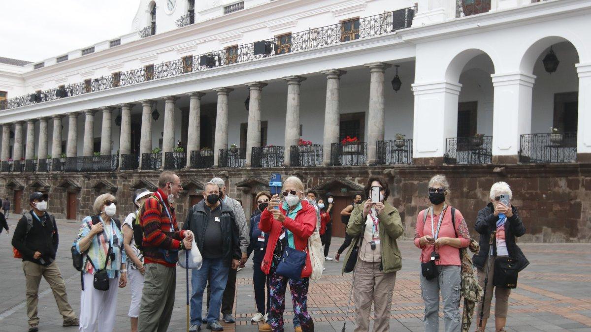 Escenario. Mientras se desarrollaban las movilizaciones, Carondelet tenía turistas.