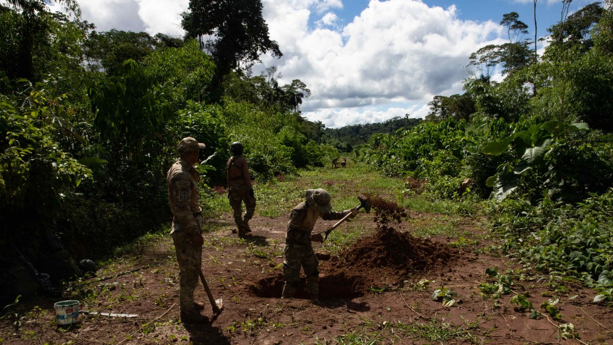  Miembros de las Fuerzas Armadas de Perú participan en un operativo para destruir una pista de aterrizaje clandestina,   en las Montañas del Vraem de la amazonía peruana.   EFE/ 