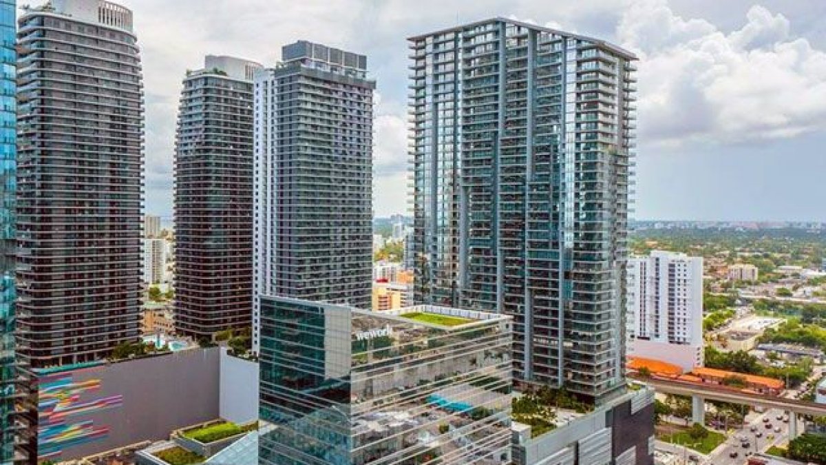 Bien. Xavier Jordan es dueño del departamento 3081 del Rise Condominium, en Brickell. Pero no registra a su nombre, sino a nombre de la empresa New Empire Location LLC, en Miami.