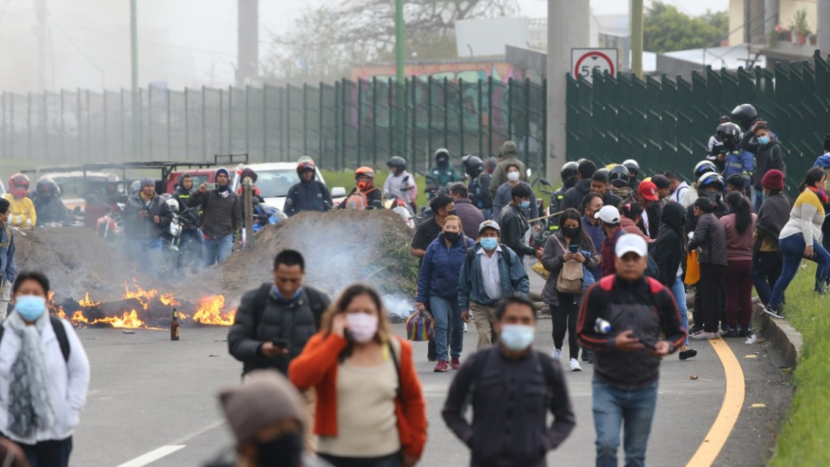 Caminata. Hasta más de dos horas tuvieron que caminar varias personas que se dirigían a Quito desde algunas parroquias rurales del norte.