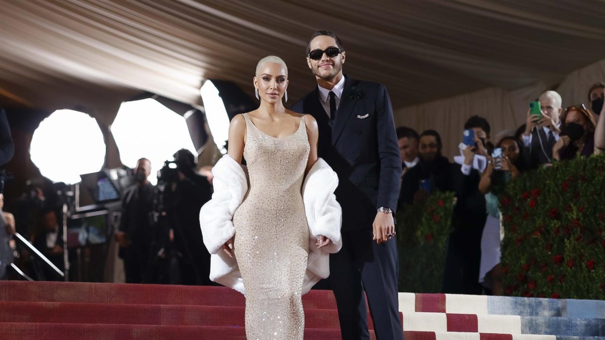 Kim Kardashian y Pete Davidson posan en la alfombra roja de la Met Gala 2022 en Nueva York (EE.UU.), el pasado 2 de mayo