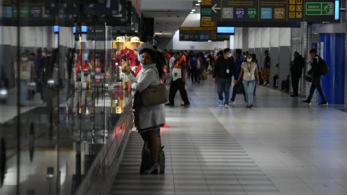 En la Terminal Terrestre de Guayaquil, viajeros no pudieron salir hacia sus destinos debido al cierre de vías por el paro nacional.