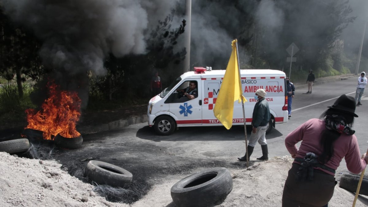 Ciudadanos intentan llegar a varios puntos de la sierra centro por esta vía, pero desde ayer es imposible. Los comuneros se niegan a permitir el paso.