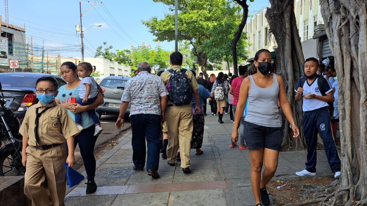 Los padres de familia llevan a sus hijos al colegio y los van a ver a la salida para evitar que sean víctimas del hampa.