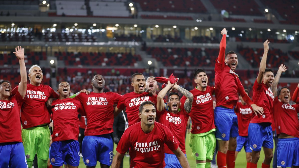 Los jugadores de la selección costarricense festejan el paso a Qatar 2022.