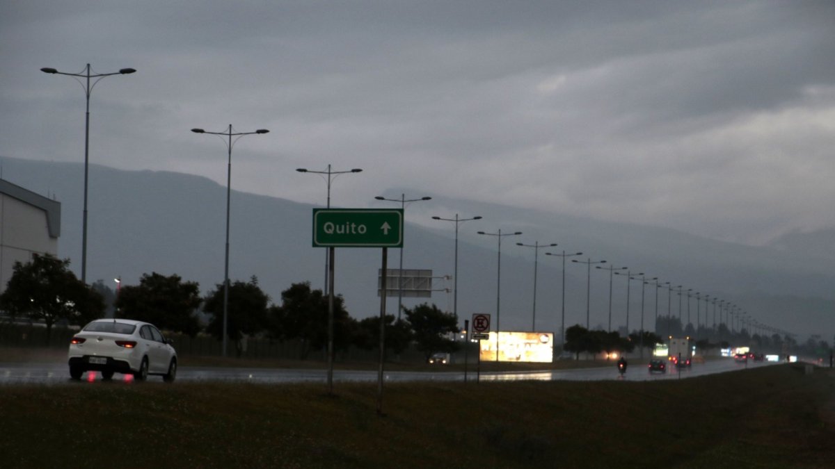 Dificultades. Autopistas principales que conectan a Quito con parroquias están en tinieblas. La falta de luminarias genera inseguridad.  
