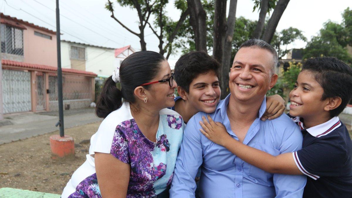 Figura. Ruiz junto a su esposa e hijos en el parque de su barrio, en la onceava etapa de la ciudadela la Alborada, en el norte de Guayaquil.