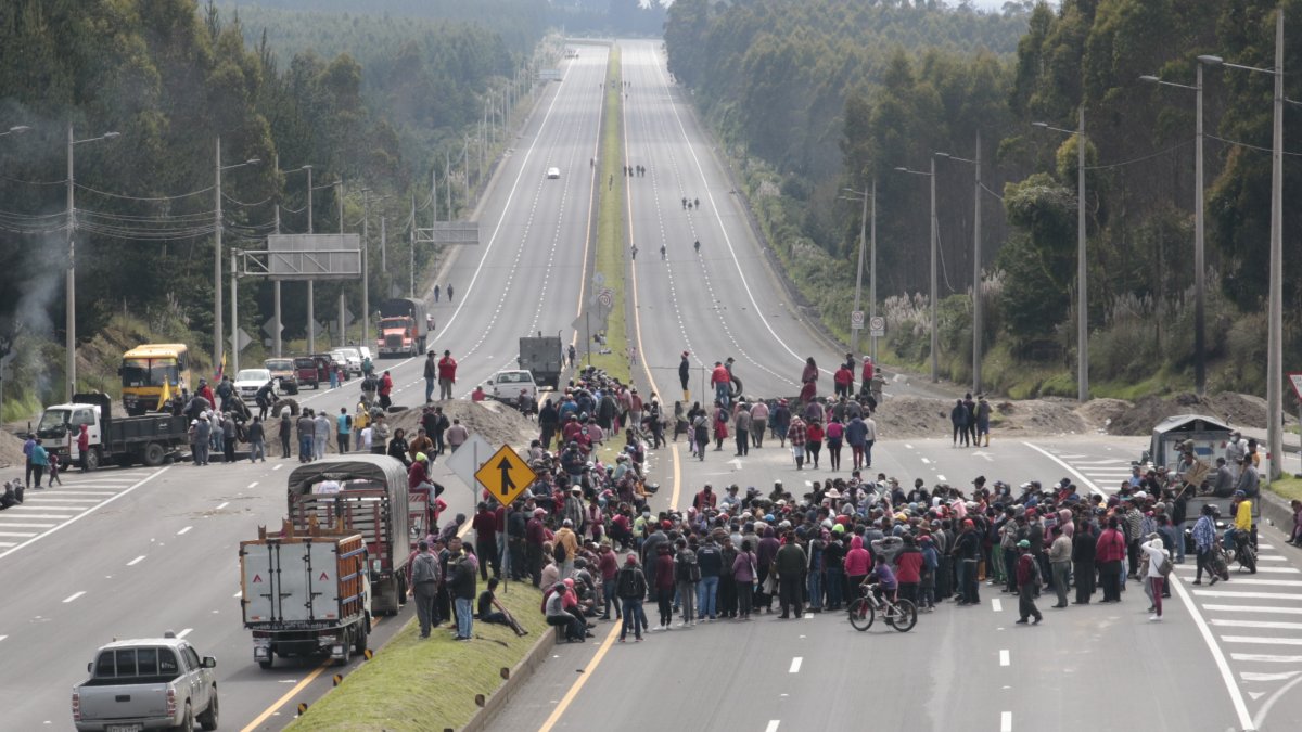 Miembros de comunidades indígenas obstaculizaron la vía en los sectores de Romerillo y el Chasqui, Latacunga.