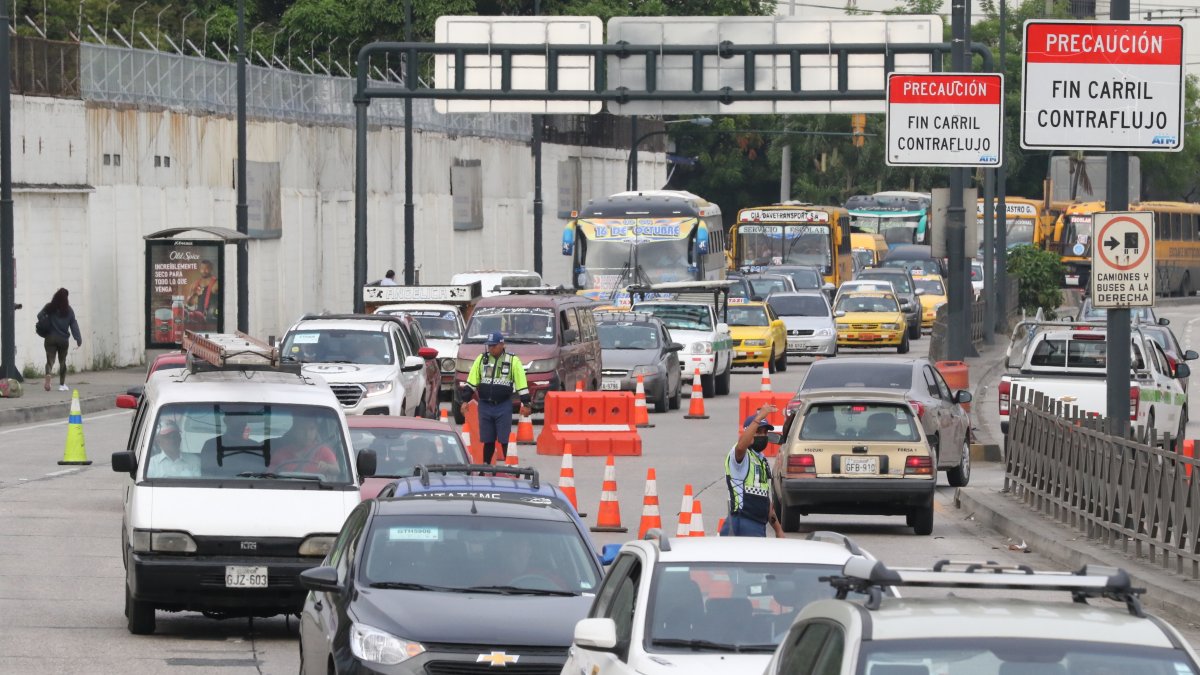 En la imagen. Se ve la hilera de autos que ahora integran el sentido Guayaquil-La Puntilla, en la Pedro Menéndez.