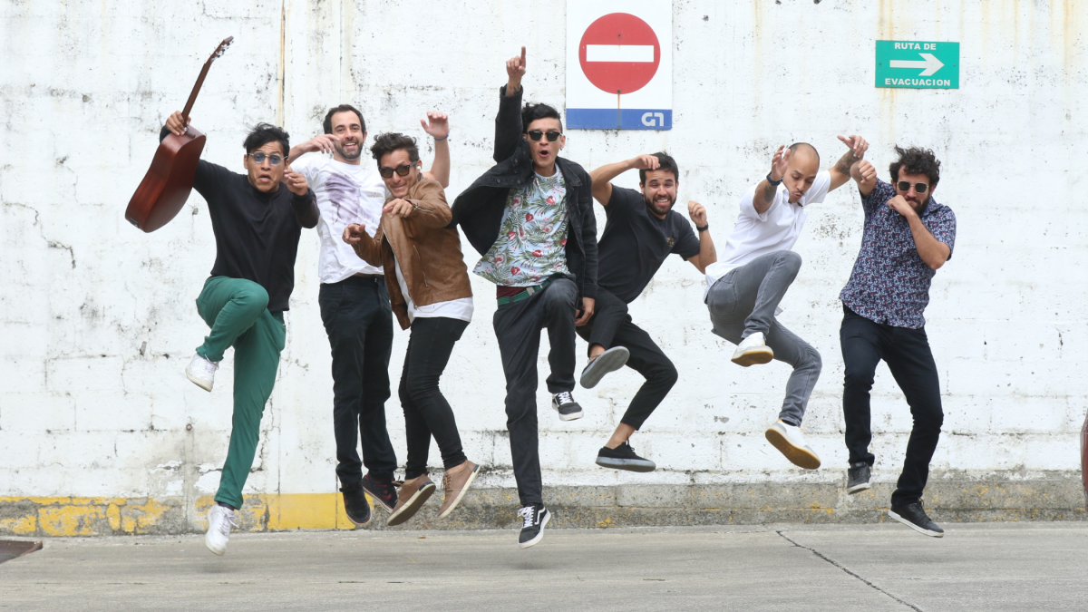 Buena onda.  Eduardo Ballén, Kike Romero, Rubén Burgos, Ezequiel Noboa, Luis Sáenz, Harry Game y Luis Alberto Illescas.