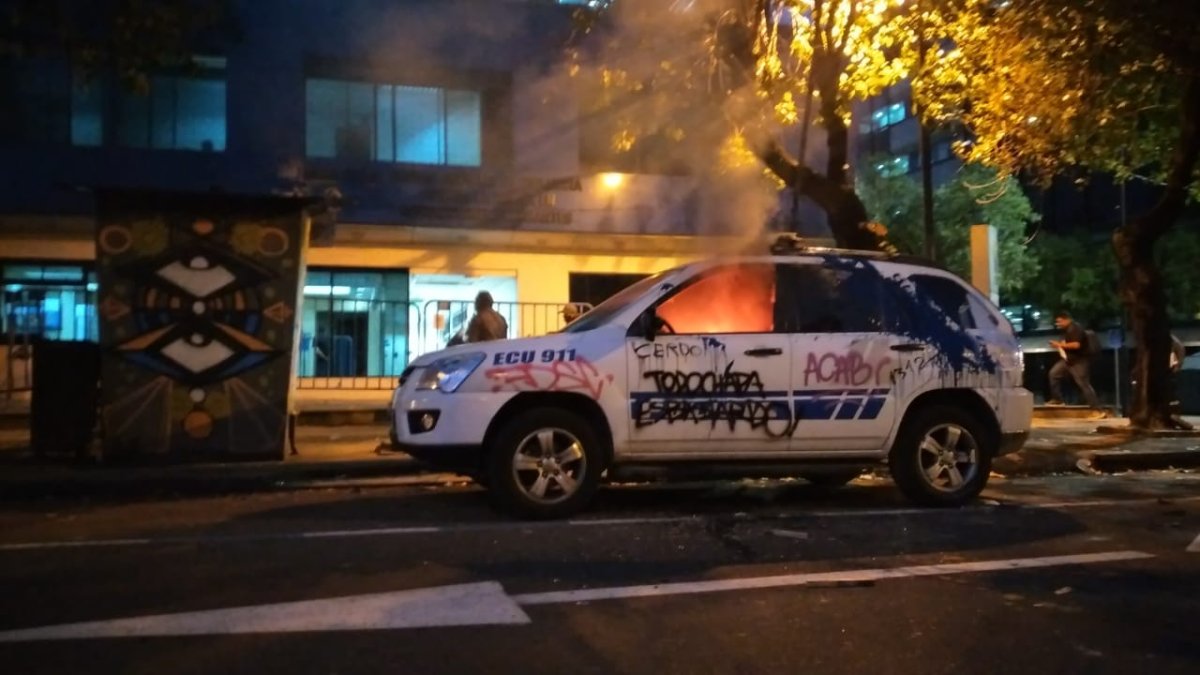 Los miembros de la Policía Nacional se concentran en el parque El Arbolito mientras unidades especiales de la Policía refuerzan sus filas