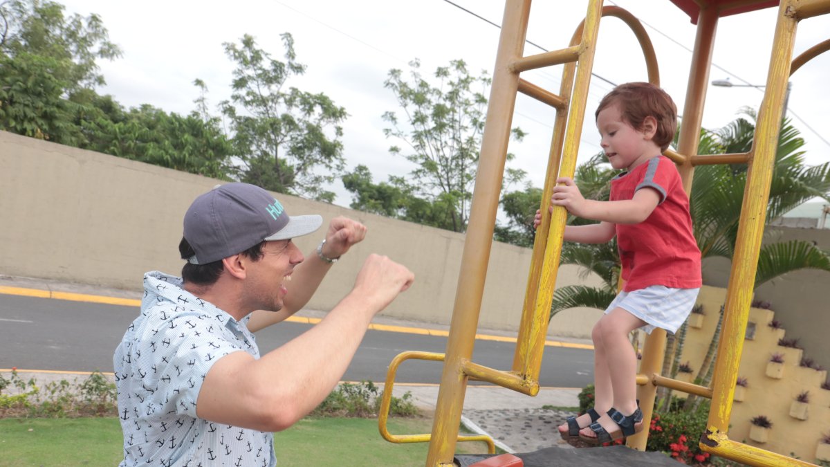 Momentos. En los días de descanso laboral, el parque y los juguetes del pequeño Alonso son el plan ideal.