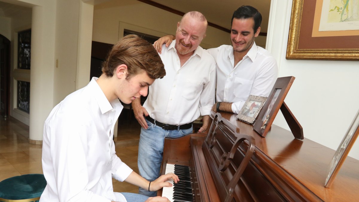 El asambleísta Guido Chiriboga y sus hijos Joaquín y Guido Andrés disfrutan de la música juntos en su casa.