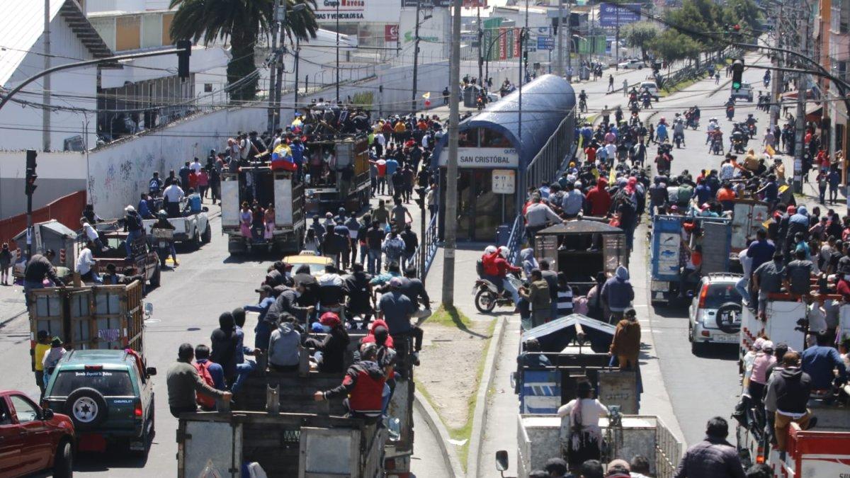 Marcha. Cientos de indígenas llegaron a Quito para continuar con la protesta. Se movilizaron en camiones con las placas cubiertas.