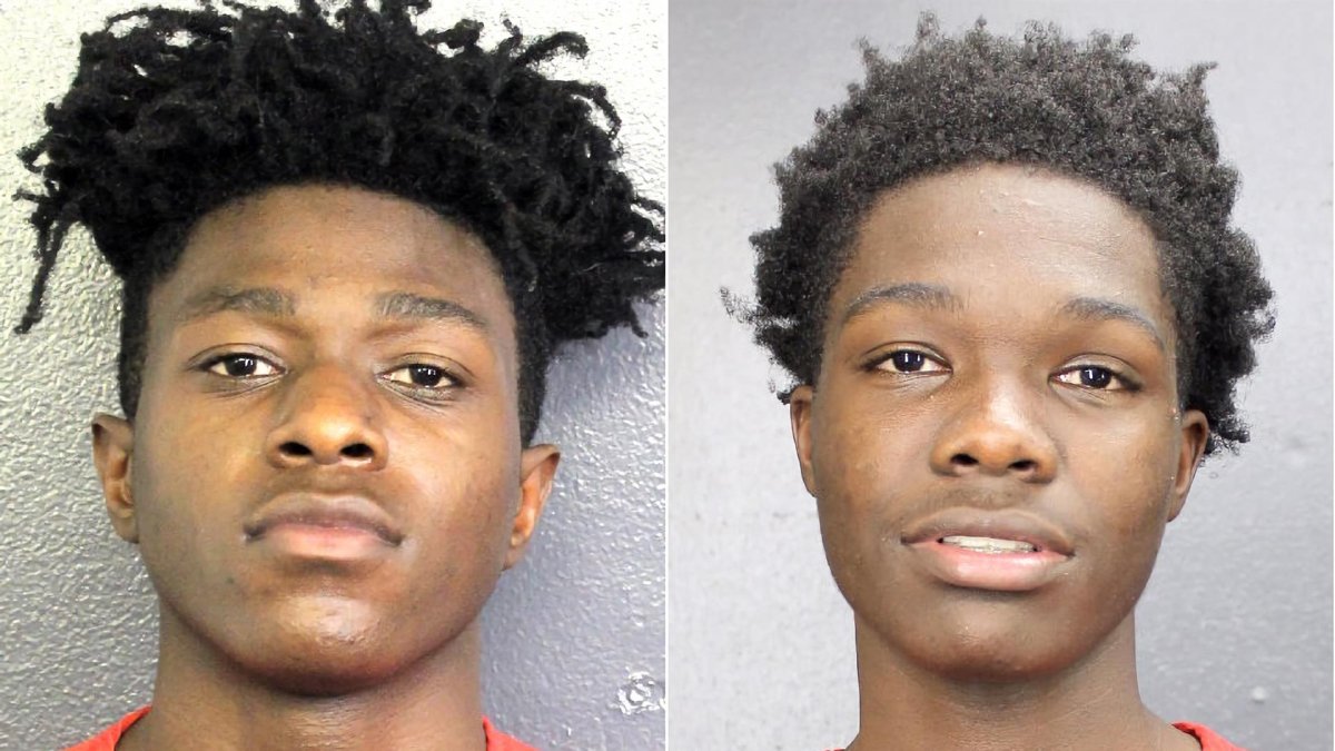 Combo de dos fotografías cedidas por la Oficina del Alguacil de Broward donde aparecen los hermanos Jaquan (i) y Bryce (d) McFadden, ambos de 16 años, que podrían enfrentar hasta una cadena perpetua después de ser detenidos y acusados de robo a mano armada de una PlayStation 5.