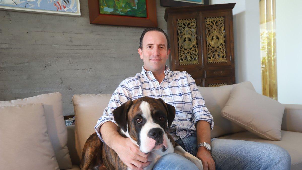 Patricio Alarcón, junto a su perro Mufasa, posando para el lente de EXPRESIONES.