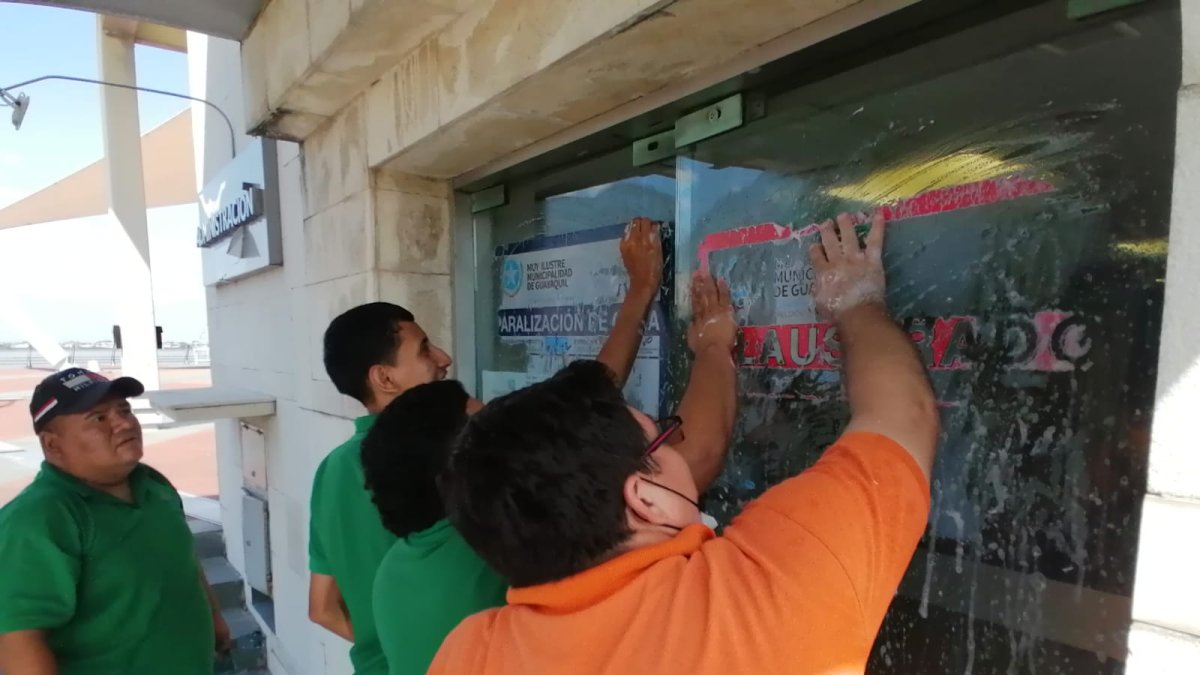 Acción. Los sellos de clausura se retiraron esta tarde.