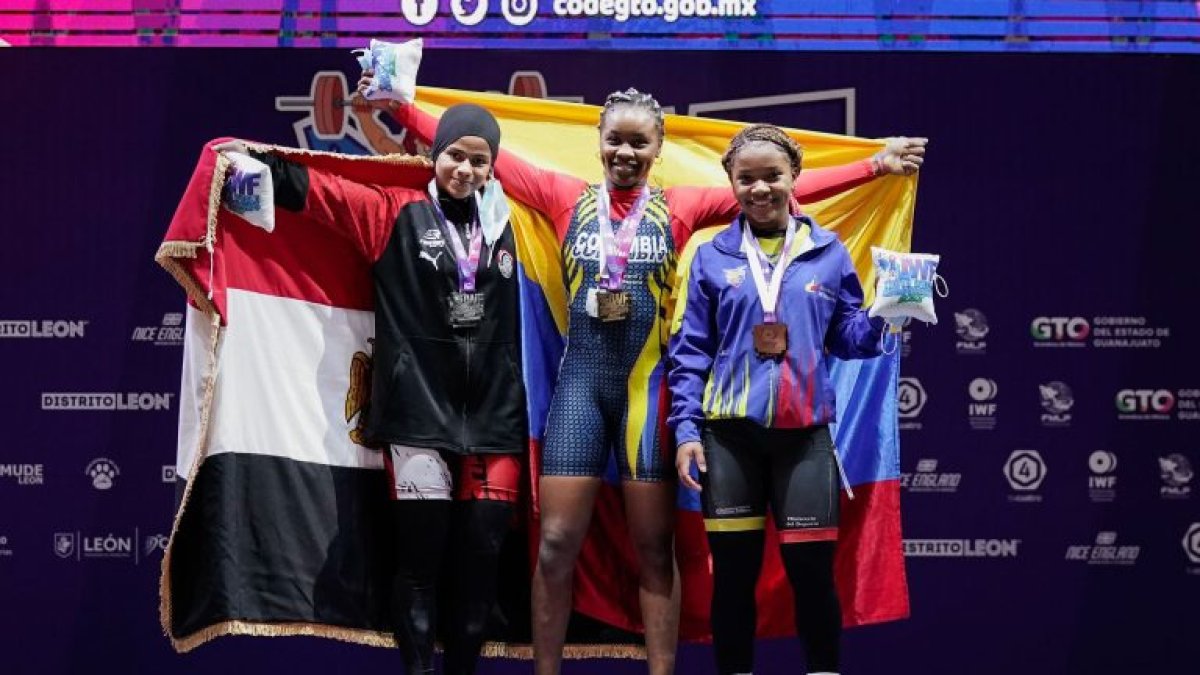 Palacios con las integrantes del podio de los 59 kg: Dubarney Sinisterra de Colombia (c), oro, y Hanin Elsayed de Egipto (i), bronce.