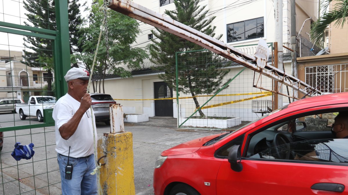Debido a la inseguridad, varias manzanas de La Garzota están cerradas con puertas tipo pluma que son levantadas por guardianes, a quienes los habitantes les pagan un sueldo básico.
