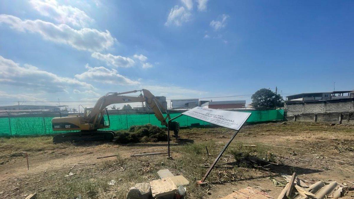 Obra. Los trabajos de limpieza ya en el sitio donde se levantará la obra.