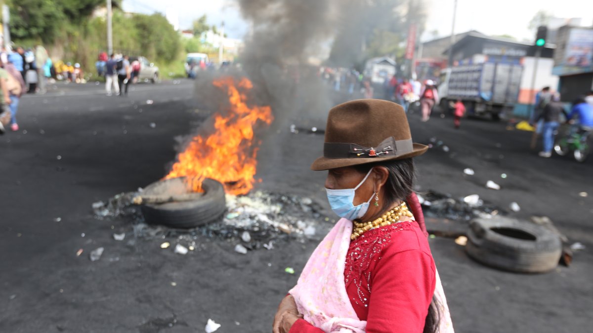 Escenario. Manifestantes quemaron llantas en el medio de la vía para bloquear la circulación de vehículos.