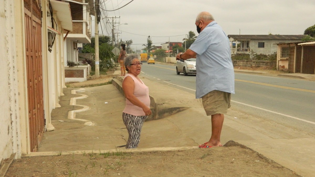 Aceras. En el vecindario, apenas unas viviendas tienen aceras y porque las familias las han construido, y eso dificulta la movilidad. La comunidad exige al Cabildo que atienda esa necesidad