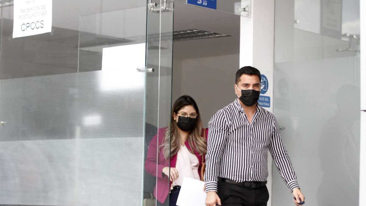 La consejera María Fernanda Rivadeneira llegó a la matriz del CNE para entregar los documentos de postulación.