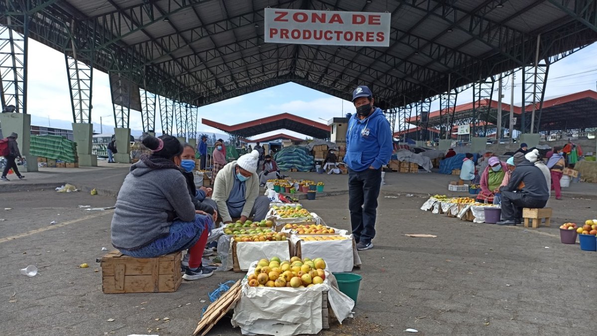 Ambato. Productores rematan sus cosechas ante la paralización que impide movilizar los cargamentos.
