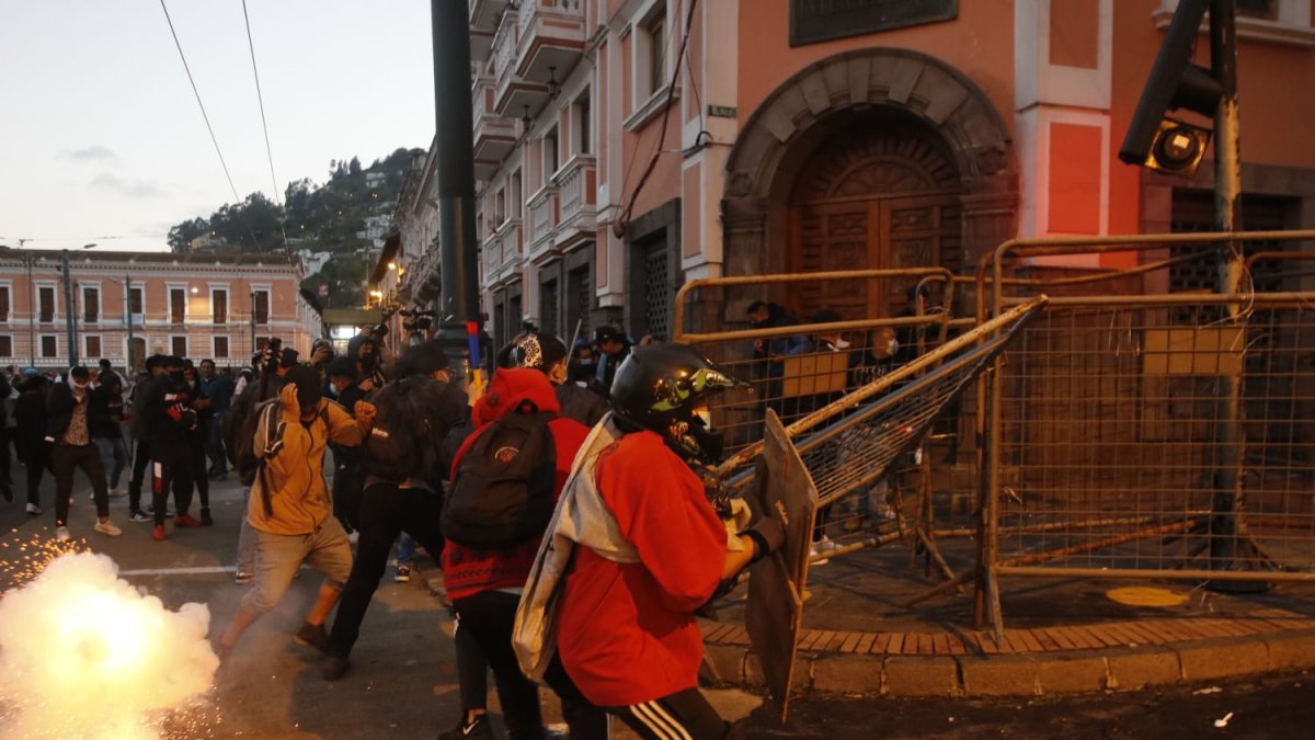 La macha de los estudiantes que empezó en el parque El Arbolito terminó en la iglesia de Santo Domingo con algunos disturbios
