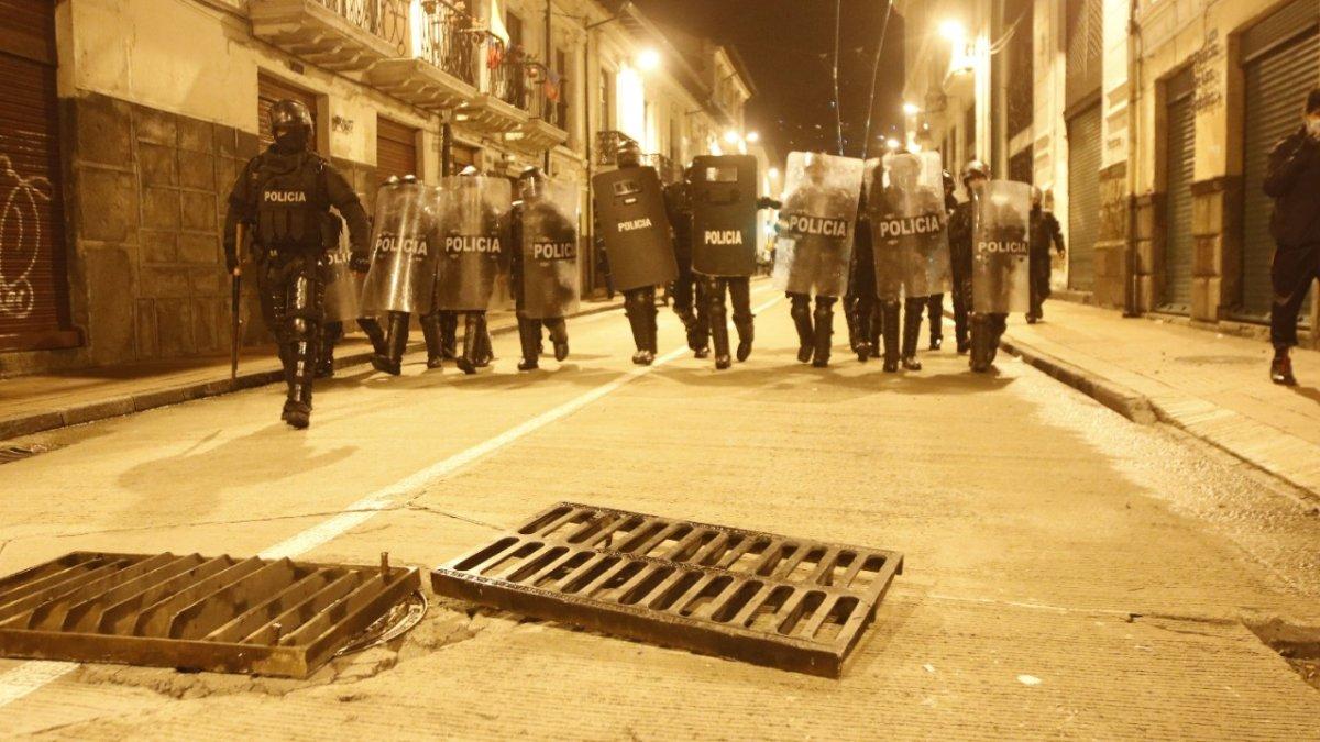 Los manifestantes intentaron sobrepasar las vallas que fueron colocadas para proteger al Palacio de Gobierno y entidades aledañas.