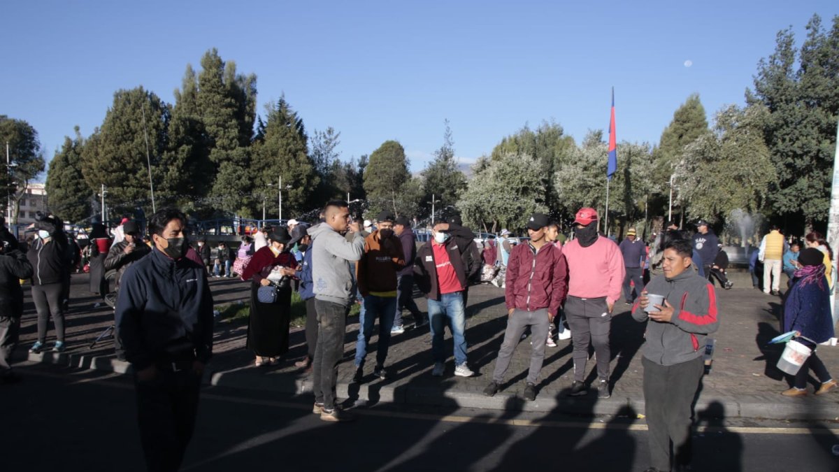 Resguardado el Mercado Mayorista por policías ante las protestas.