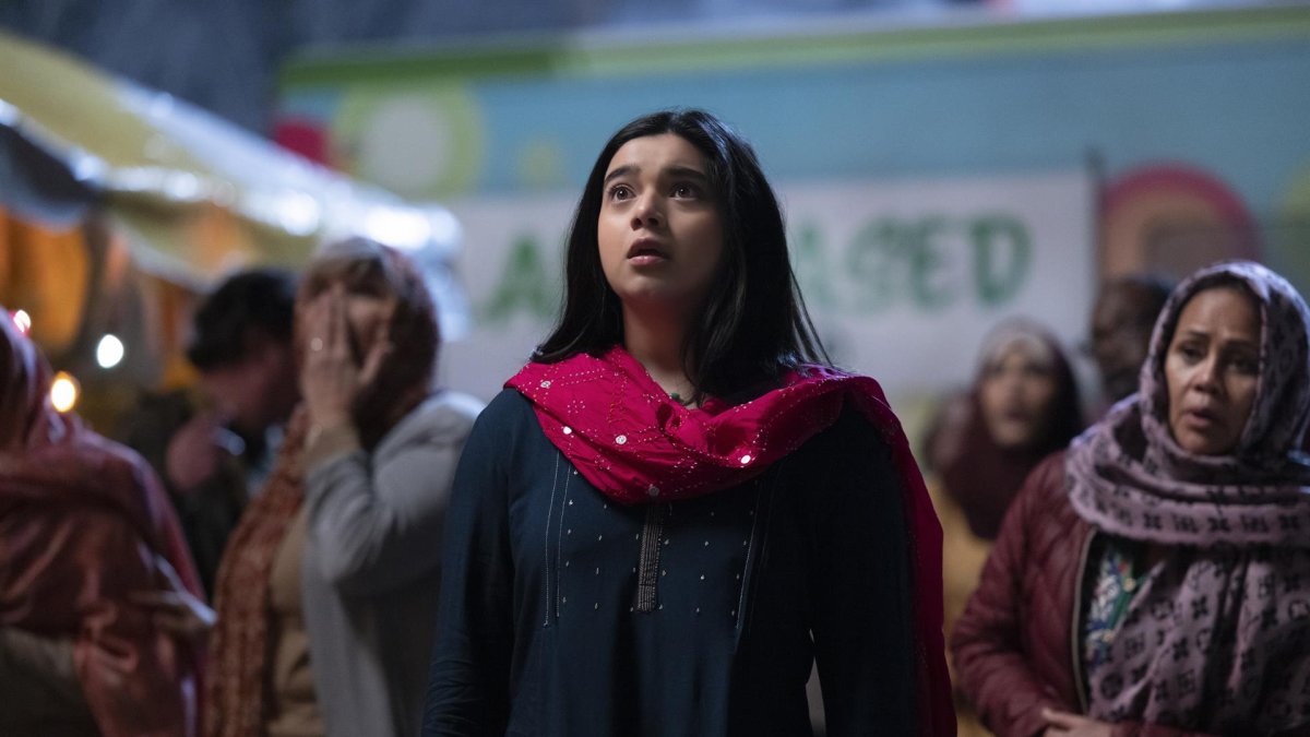 Aparece Iman Vellani como Kamala Khan, durante una escena de 