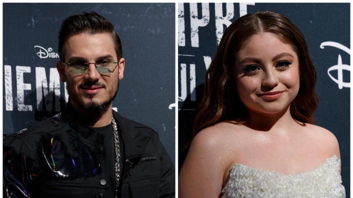 Pipe Bueno (i) y a la actriz y cantante mexicana Karol Sevilla, durante una alfombra roja