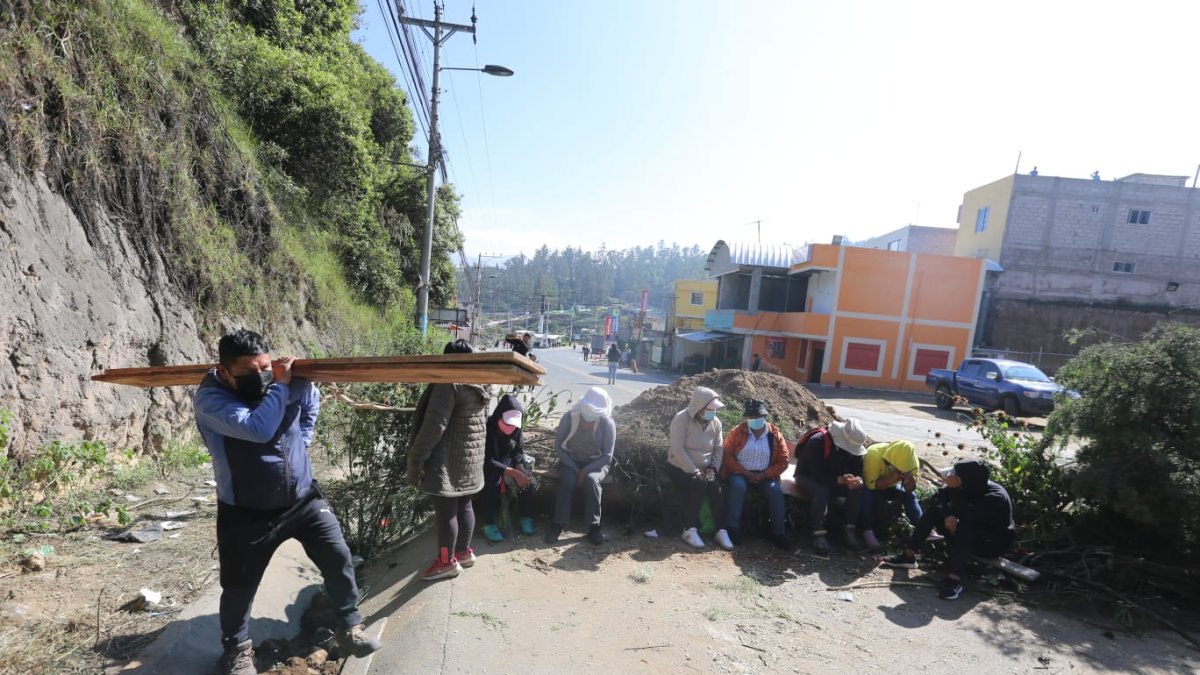 Varios camiones de carga y vehículos particulares tuvieron que ubicarse en fila. Sus conductores trataban de convencer a los manifestantes que les den paso para tratar de llegar a sus destinos.
