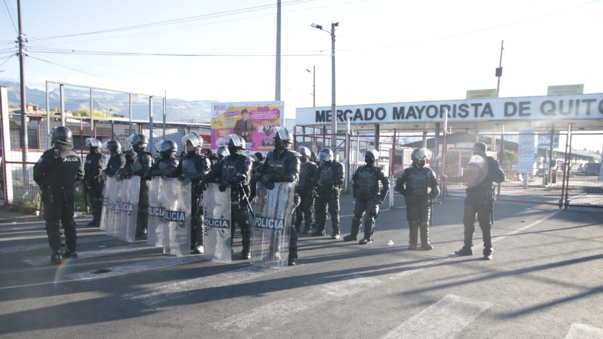 Control. La Policía resguarda los exteriores del Mercado Mayorista, el principal centro de abasto de Quito. Los comerciantes se han sumado al paro.