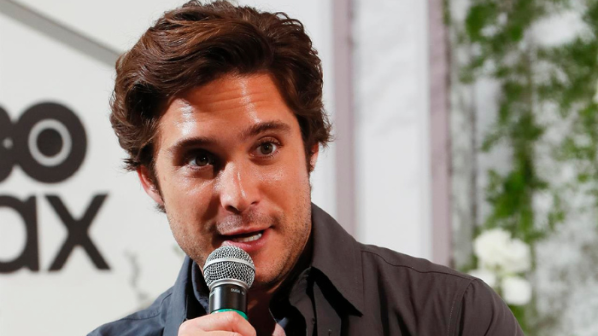 El actor mexicano Diego Boneta habla durante una rueda de prensa