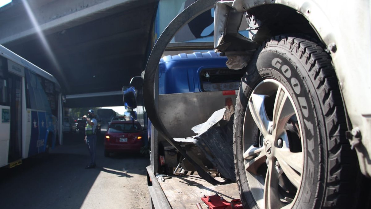 Cerca de las 10:00 el vehículo era retirado por una grúa.
